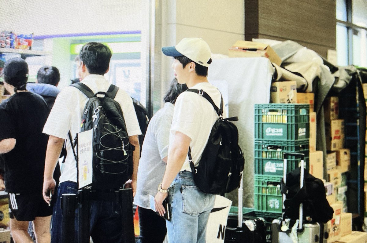 divv_e's tweet image. 작은비행기 타기 무섭다고 하셔서
조금 웃겻어요
이거 6시간이나 타고 가야된다니까
6시간이나 타냐 5시간40분 아니였냐
이러셔서 ㅈㄴ황당
그거나 그거나죠?