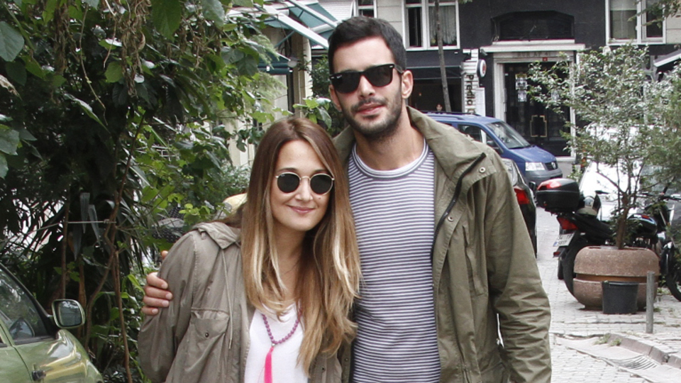 Gupse Özay, Barış Arduç ile evliliğiyle ilgili ortaya atılan boşanma ve hamile olduğu yönündeki iddialar hakkında açıklamalarda bulundu; "Ayrılığın yakınına bile gelmedik" haberturk.com/gupse-ozay-ayr…