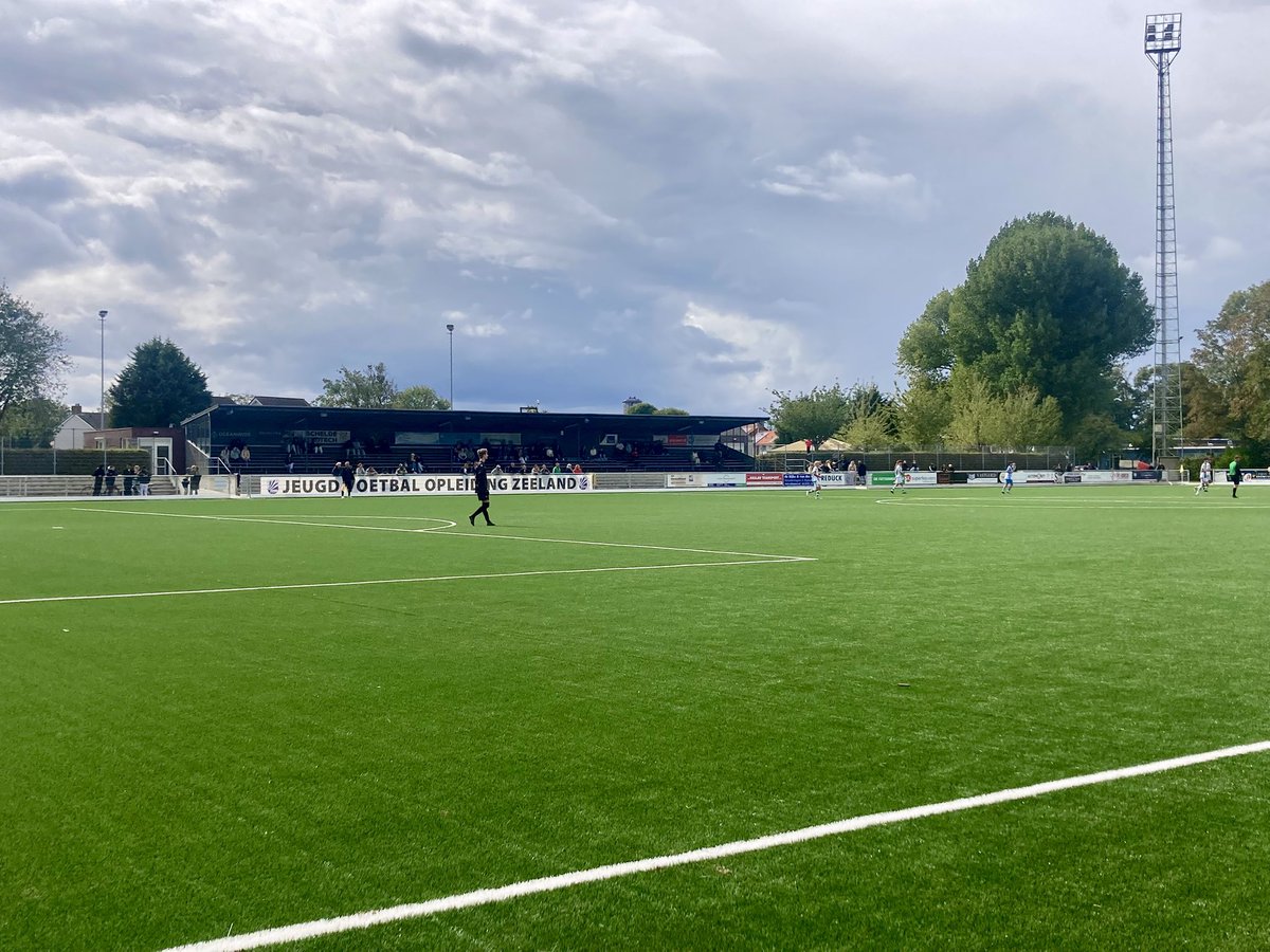 VC Vlissingen wie van 1990 tot 1992 betaald voetbal speelde . In de kantine en aan de lichtmasten is het nog zichtbaar omdat het complex een enorme metamorfose heeft ondergaan voor de jeugdopleidingen Zeeland  , JOVZ .
De wedstrijd JOVZ jo19 1 - Kloetinge jo19 1 bekeken .