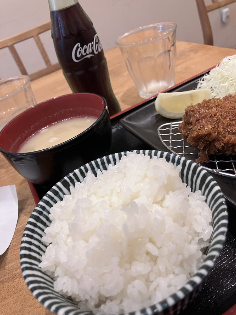 Choco4Champ's tweet photo. #チョコプロごはん #CHOCOPROEATS A Tonkatsu set meal. Crispy pork cutlet with rice, soup. Probably the Tokyo dish I missed the most. I LOVE IT 😻 #IPPEKOPPE https://t.co/vrCYhZiUl5