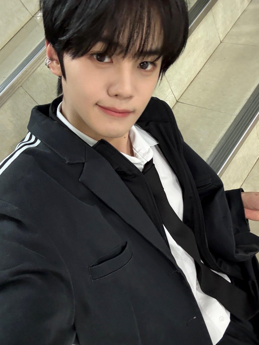 3_c1over's tweet photo. 250915 플챗 포스팅 #김규빈 

잠 올 시간이지~~~화이팅!! https://t.co/vw4SHEpidG