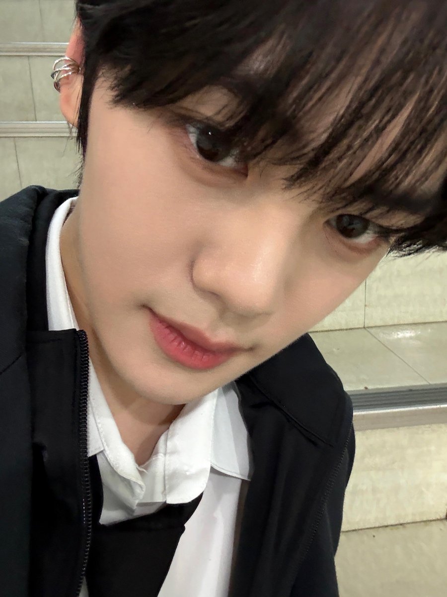 3_c1over's tweet photo. 250915 플챗 포스팅 #김규빈 

잠 올 시간이지~~~화이팅!! https://t.co/vw4SHEpidG