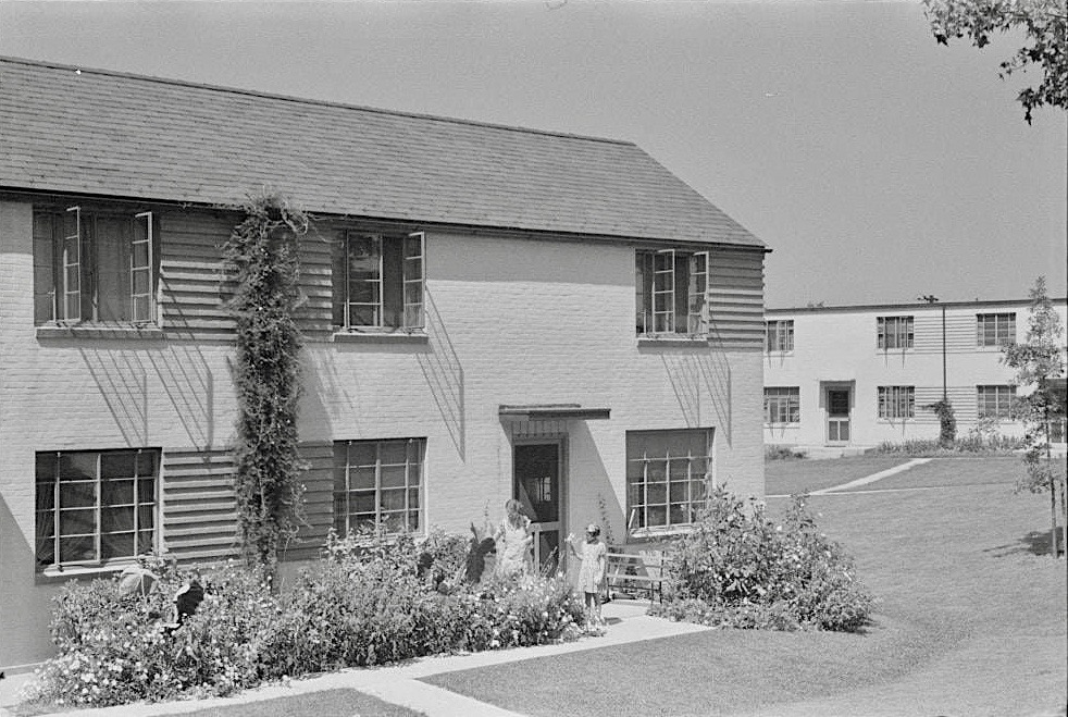 LRonLacy's tweet image. In #SEPTEMBER 1938
#ResettlementAdministration – by then #FarmSecurityAdministration - #photographer #MarionPostWolcott (1910-1990) documents #Greenbelt, Maryland, as a now fully operational project - and community
👇🧵
@LivingNewDeal