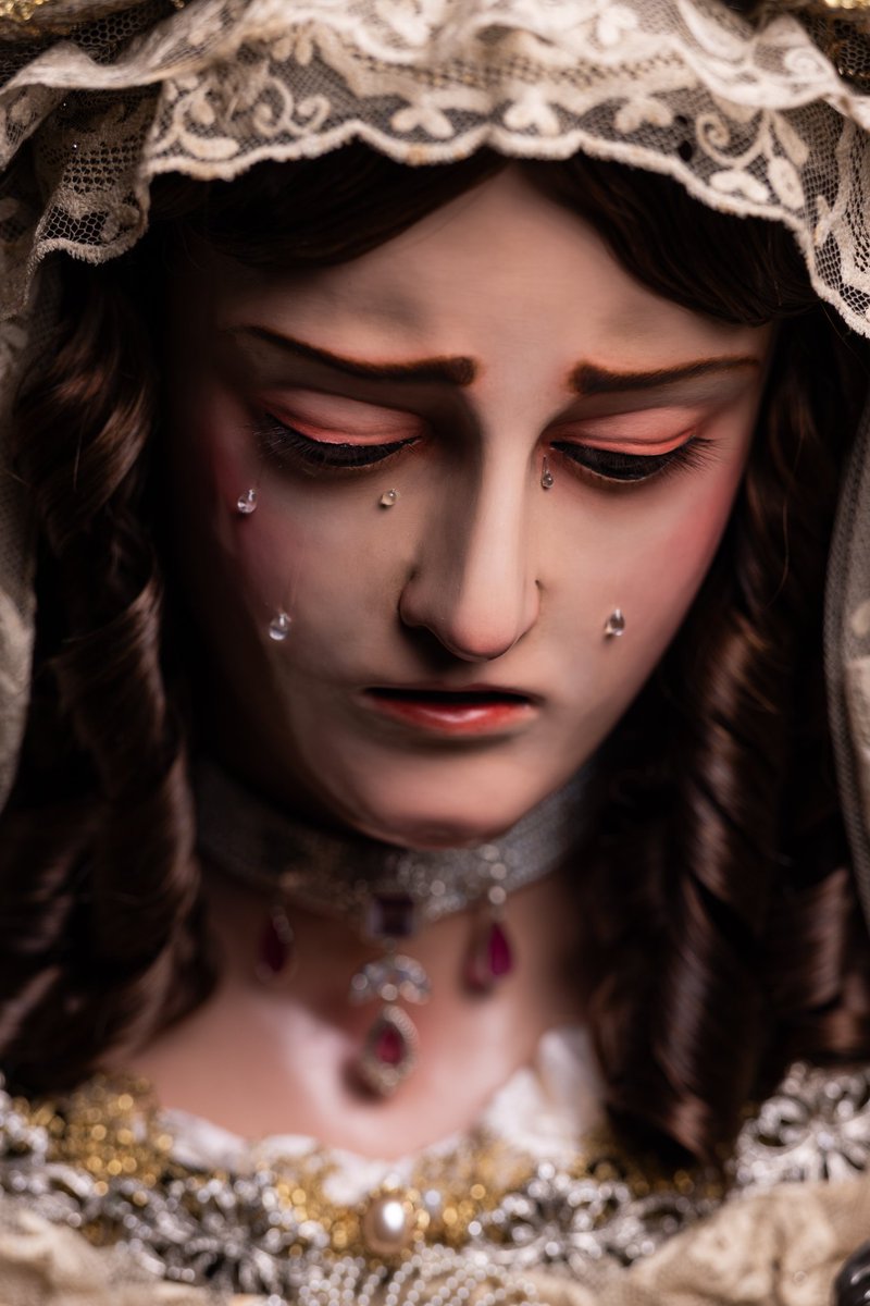 cabo por el restaurador malagueño  <a href="/Naranjo_Beltran/">Francisco Naranjo</a> a Nuestra Señora de los Dolores.

“Sub tuum præsidium confugimus, Mater Dolorosa.”
(Bajo tu amparo nos acogemos, Madre Dolorosa).

📷<a href="/LMFotosCofrades/">LMFotosCofrades</a>