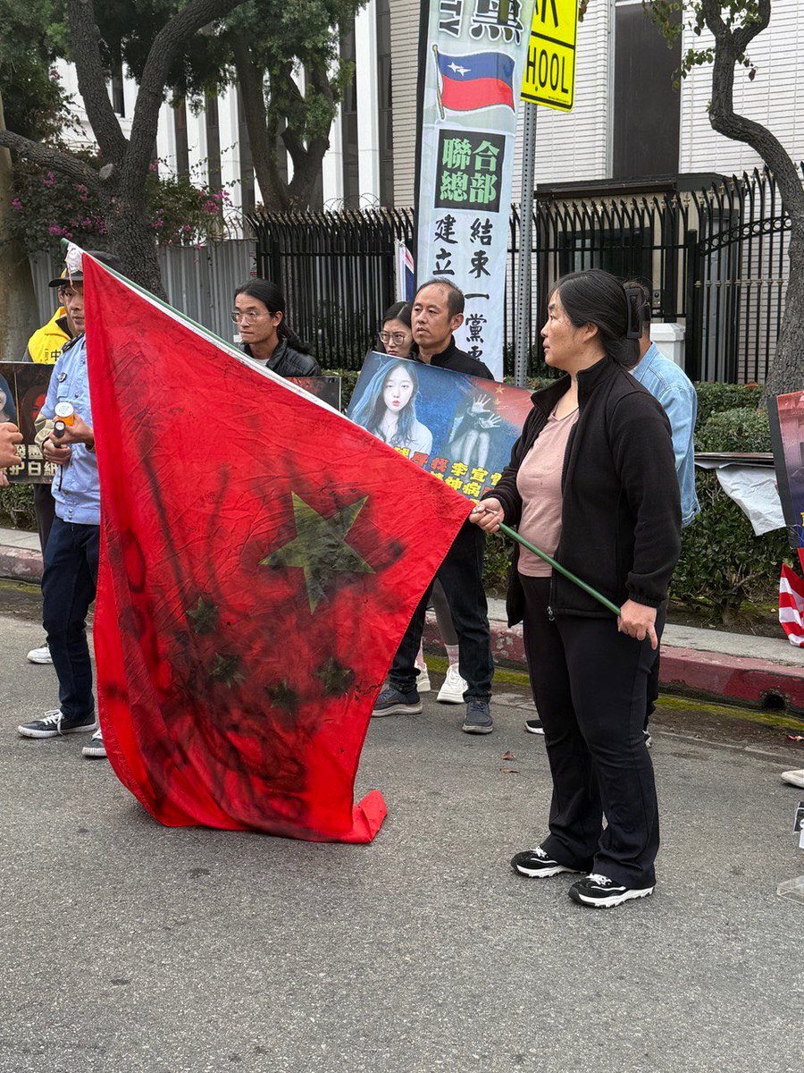 guilingzhao_'s tweet photo. 请问中国政府祭奠刘晓波何罪之有？真正有“罪”的，不是民众的悼念，而是剥夺悼念权利、剥夺言论自由的制度。
连祭奠一位逝者都被视为“威胁政权”，这是什么样的统治？
中共无罪释放昝爱宗 邹巍 https://t.co/PGhyjiYw6M