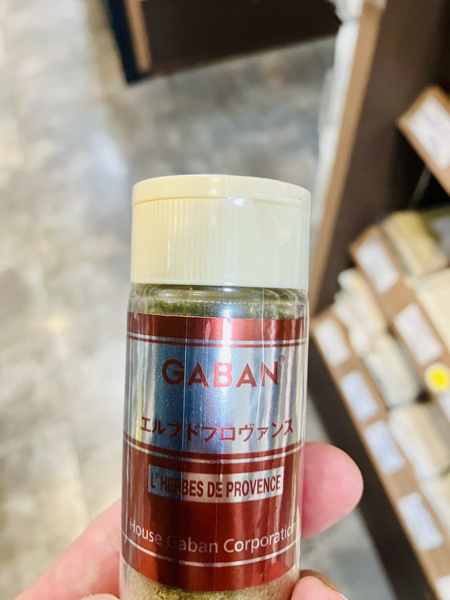 HIROMORITATOKYO's tweet image. 富澤商店でフランス語を勉強してるのって自分くらいじゃないかな？
商品のスペルミスを見つけた

L&apos;HERBES DE PROVENCE
これは間違い
L&apos;は単数形に付ける冠詞

Les HERBES DE PROVENCE
Lesは複数形に付ける冠詞だからこっちが正解
オシャレだから良いけど🙆

#フランス語 #仏語 #GABAN