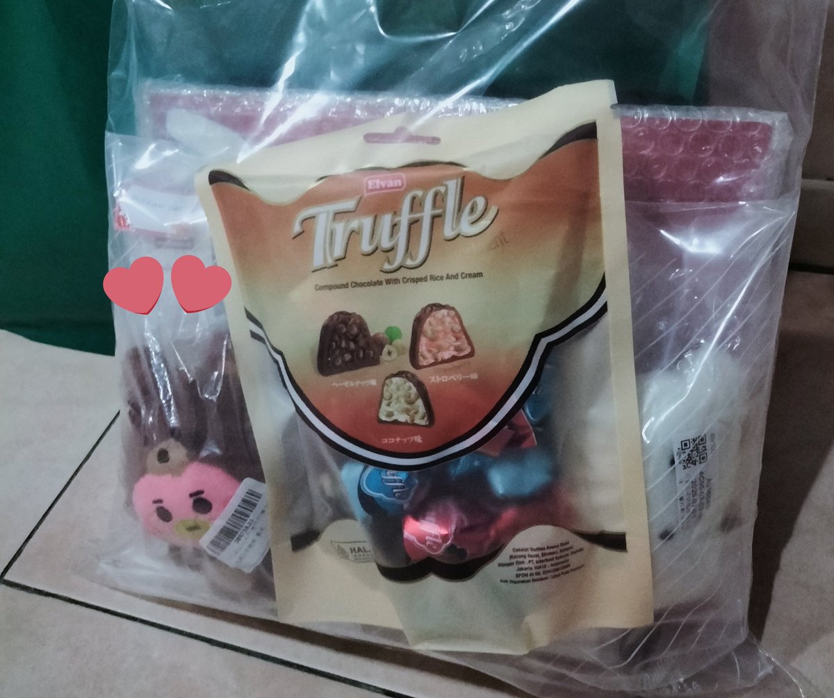 Each person will receive 1 packet
* 1 album, 
* 1 BT21 keychain (random)
* 1 (fish or cloud keychain) keyring
* 1 tote bag 
* 1 pack of chocolate 

Join my GA if you want to join them as a winners 🍀