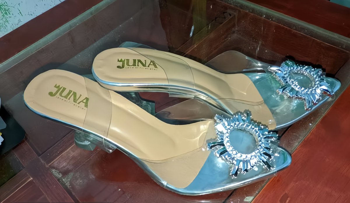 dumppieszz's tweet photo. @undipmfs2 50k aja 
uk. 39 
belum dipakai sama sekali dijual krn salah size😊
bs anter yaa https://t.co/9Ne78ynOmJ