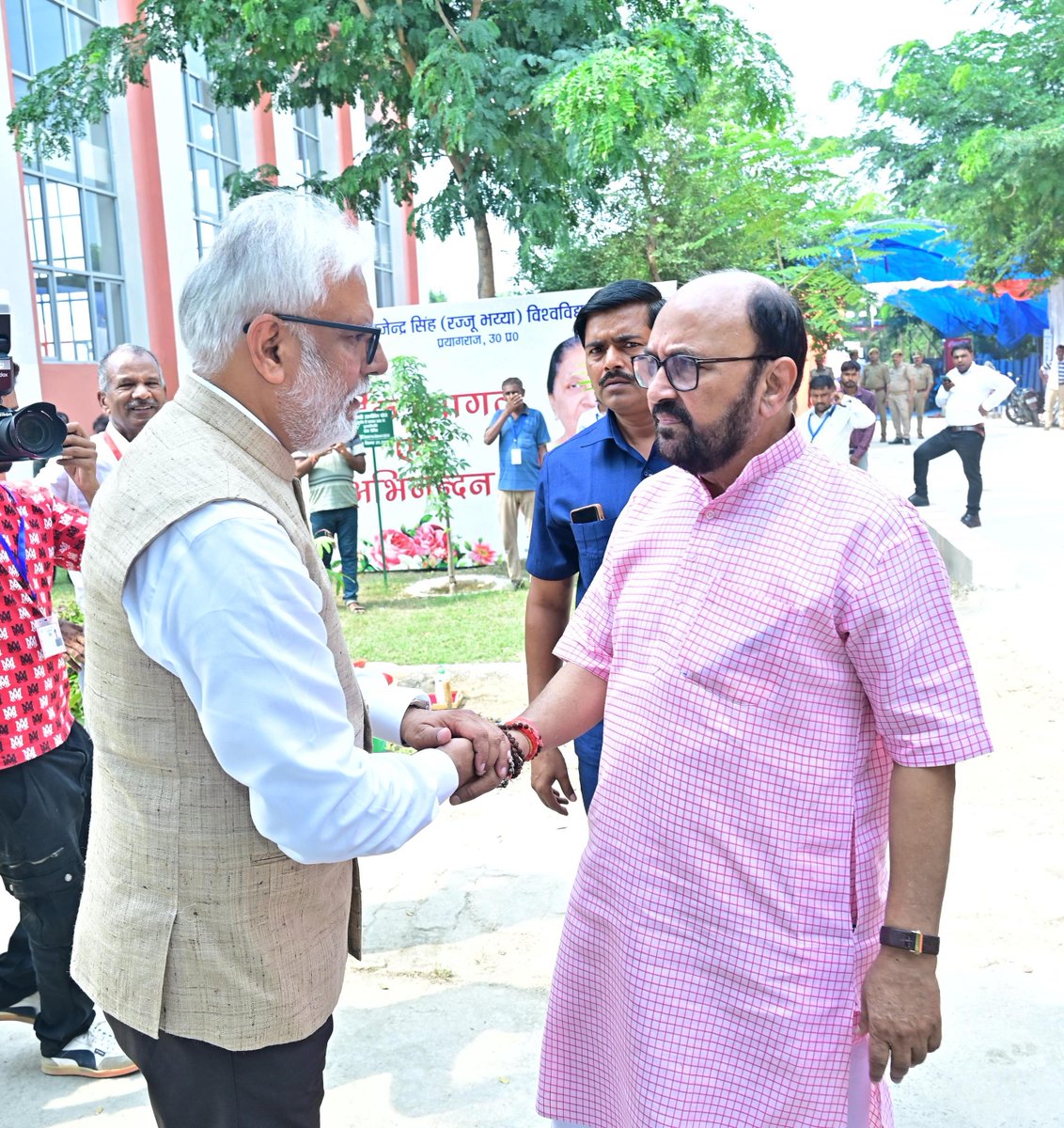 Yogendra Upadhyaya (@yogendraupadhy) on Twitter photo प्रो. राजेन्द्र सिंह (रज्जू भय्या) विश्वविद्यालय, प्रयागराज के 8वें #दीक्षांत_समारोह में आगमन पर कुलपति डॉ. अखिलेश कुमार सिंह जी द्वारा अगवानी की।
#convocation #education #highereducation #university #UttarPradesh <a href="/narendramodi/">Narendra Modi</a> <a href="/AmitShah/">Amit Shah</a> <a href="/myogiadityanath/">Yogi Adityanath</a> <a href="/BJP4India/">BJP</a> <a href="/BJP4UP/">BJP Uttar Pradesh</a> प्रो. राजेन्द्र सिंह (रज्जू भय्या) विश्वविद्यालय, प्रयागराज के 8वें #दीक्षांत_समारोह में आगमन पर कुलपति डॉ. अखिलेश कुमार सिंह जी द्वारा अगवानी की।
#convocation #education #highereducation #university #UttarPradesh <a href="/narendramodi/">Narendra Modi</a> <a href="/AmitShah/">Amit Shah</a> <a href="/myogiadityanath/">Yogi Adityanath</a> <a href="/BJP4India/">BJP</a> <a href="/BJP4UP/">BJP Uttar Pradesh</a>