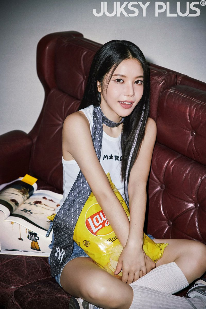 DragonKazoo77's tweet photo. “Korean girl group MAMAMOO conquered the music scene with their 'vocals' in 2014. Who could have imagined that Solar, both leader and main vocalist, would choose Taiwan at this juncture to release her first Mandarin album,"Floating Free"?”

#SOALR #솔라 #JUKSYPLUS 250915 https://t.co/v3cwBZBFfB