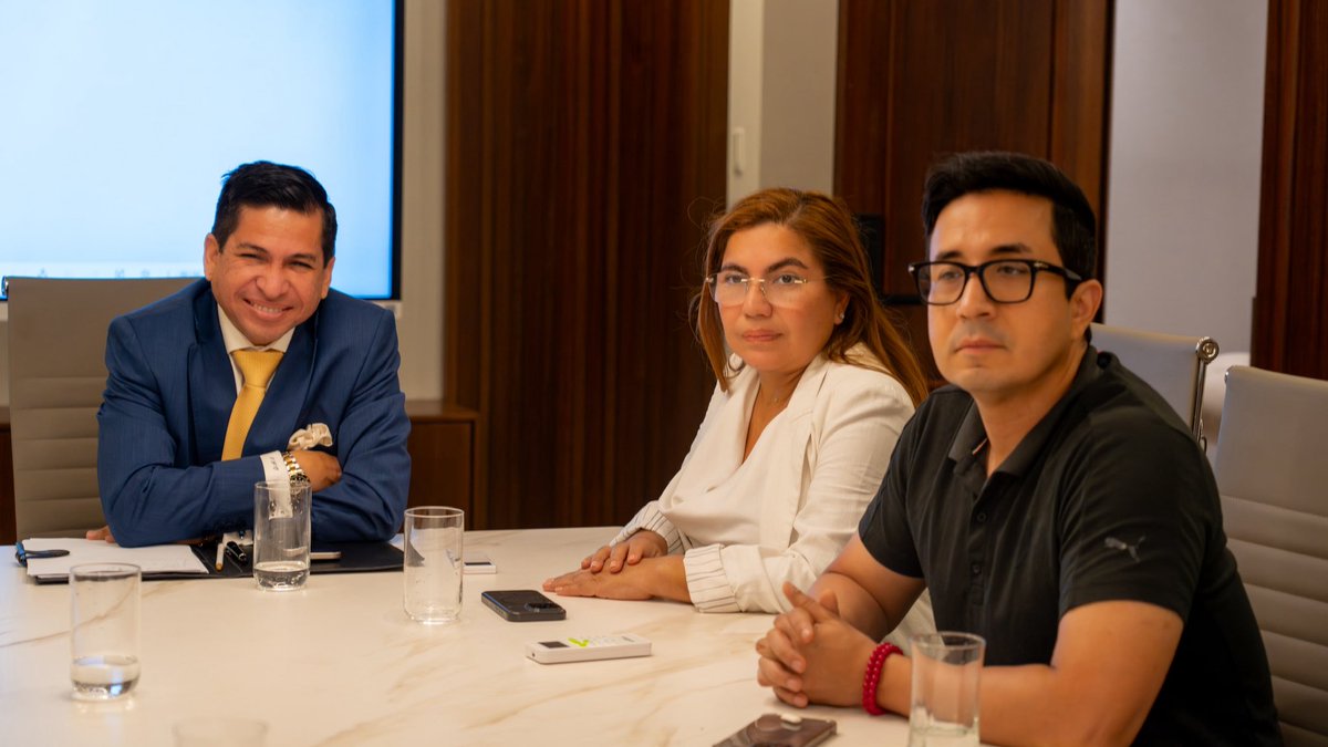 El transporte público en Machala ¡NO se paraliza!

Tras un diálogo directo y responsable junto a los representantes del transporte público, hemos llegado a acuerdos que garantizan la continuidad del servicio en la ciudad.

#MachalaLaGranCiudad 
#DaríoMacasAlcalde