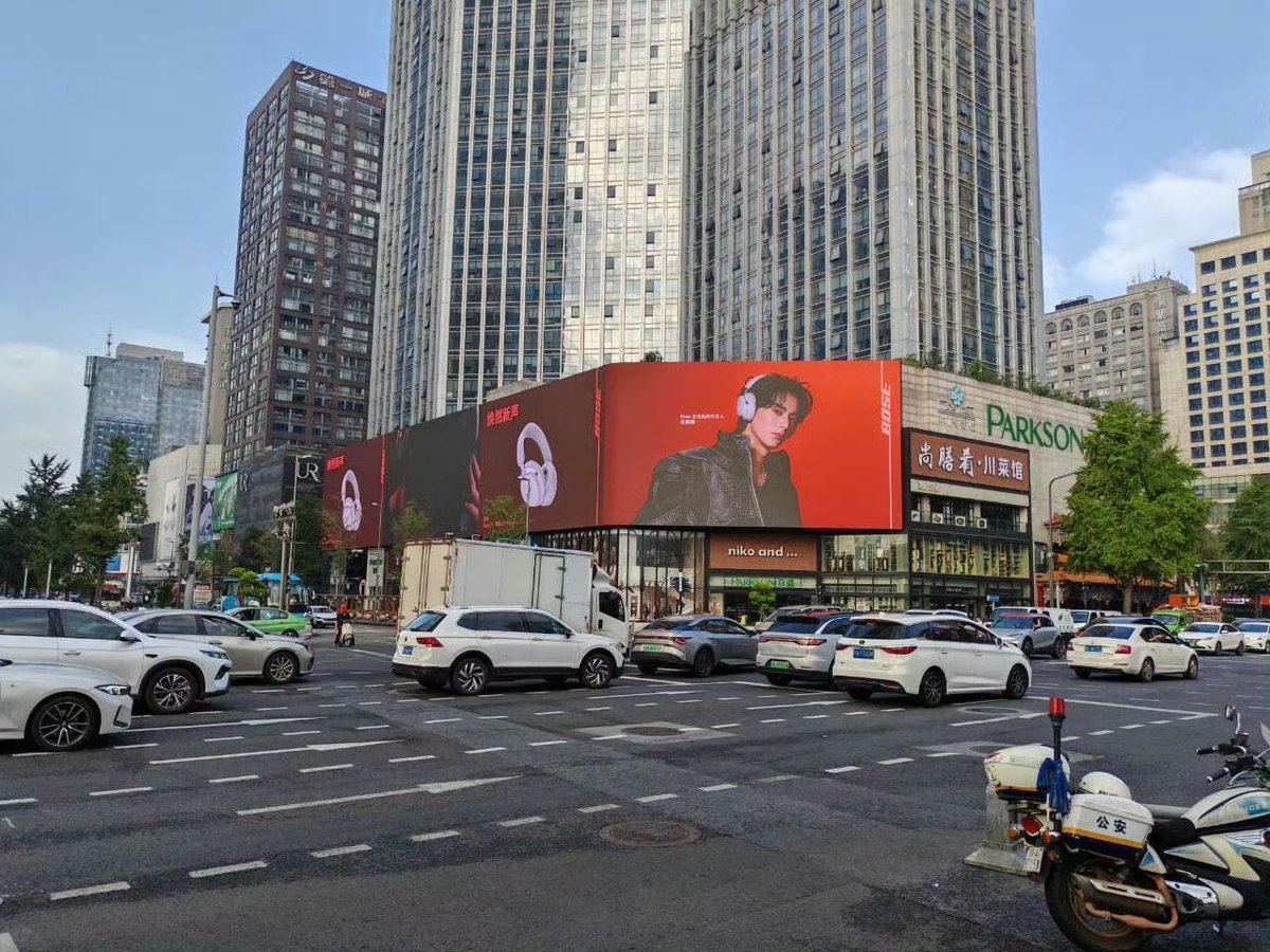 The #DylanWang x #Bose out-of-home media campaign has officially rolled out across major Chinese cities, including Beijing and Chengdu. 🏙️🎶🎧

#王鶴棣 #WangHedi #王鹤棣