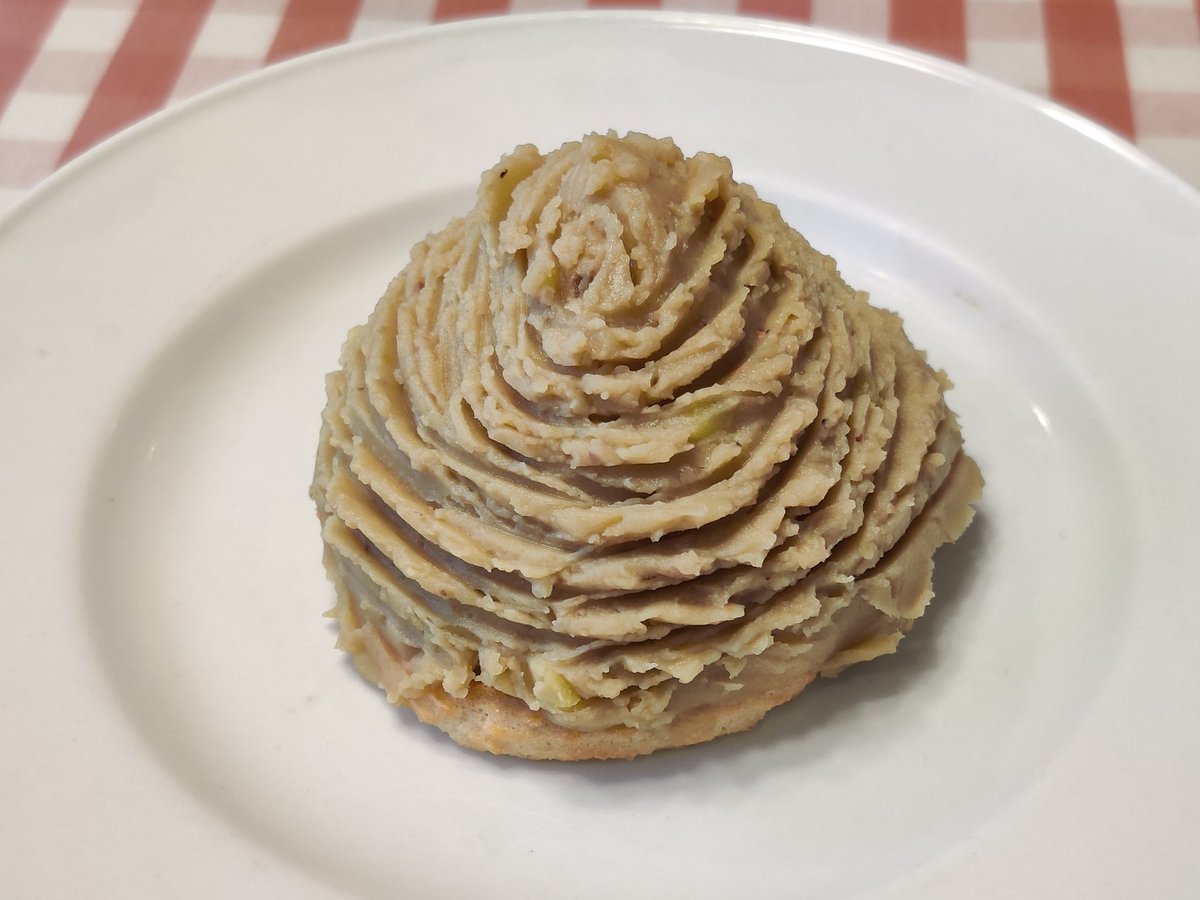 栗を茹でるところからモンブラン作りました。台も手作り。