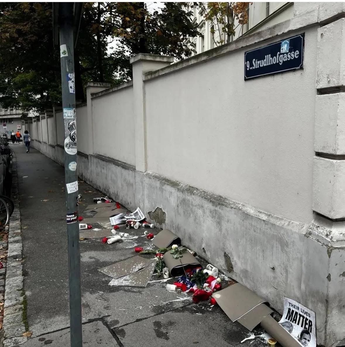 Am Freitag wurde die amerikanische Botschaft im Umfeld von Gedenkveranstaltungen anlässlich des feigen Mordes an dem US-Bürger Charlie Kirk zur Zielscheibe von Attacken und Verwüstungen.

💥Ein absuluter Super-GAU! Jetzt sind sogar schon Botschaften nicht mehr sicher. Doch was