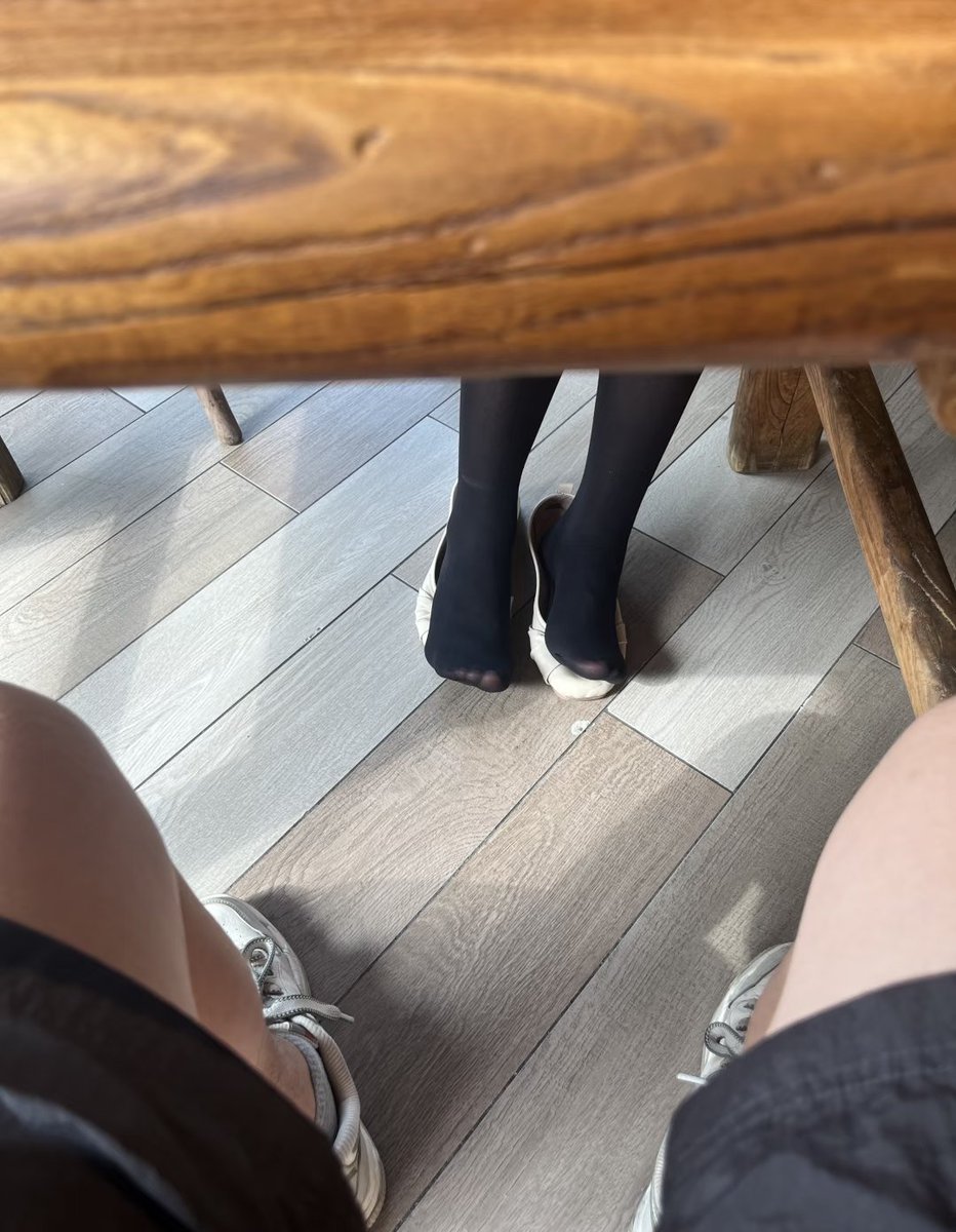 有没有兄弟们想摸我媳妇骚脚的呢 #西安029  #黑丝小姐姐