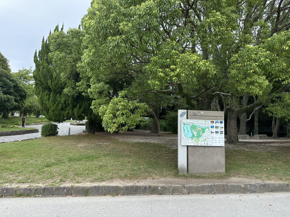 我为自己设定了严格的独处时刻。

在这段时间里，我不会以产出为目的的工作。我只是单纯地“在”。

有时候是阅读、散步，或者只是坐在窗前，看云的移动。

我捍卫这种“无所事事”的权利，如同捍卫我的生命一样。

只有这种状态下，我才能将精神修复、代谢、并重新整合。