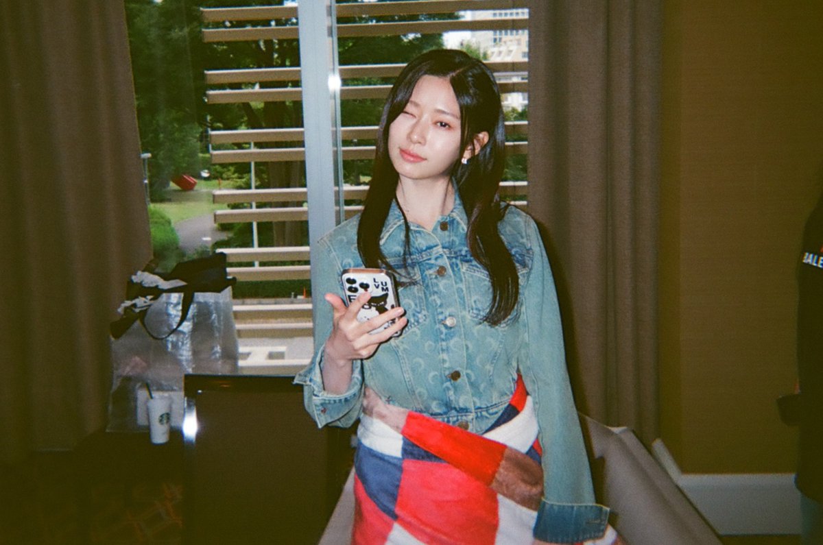 moeunah's tweet image. behind shots of kim minju during #청설’s japan interview