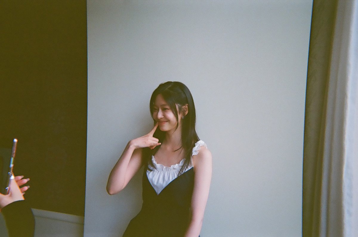 moeunah's tweet image. behind shots of kim minju during #청설’s japan interview