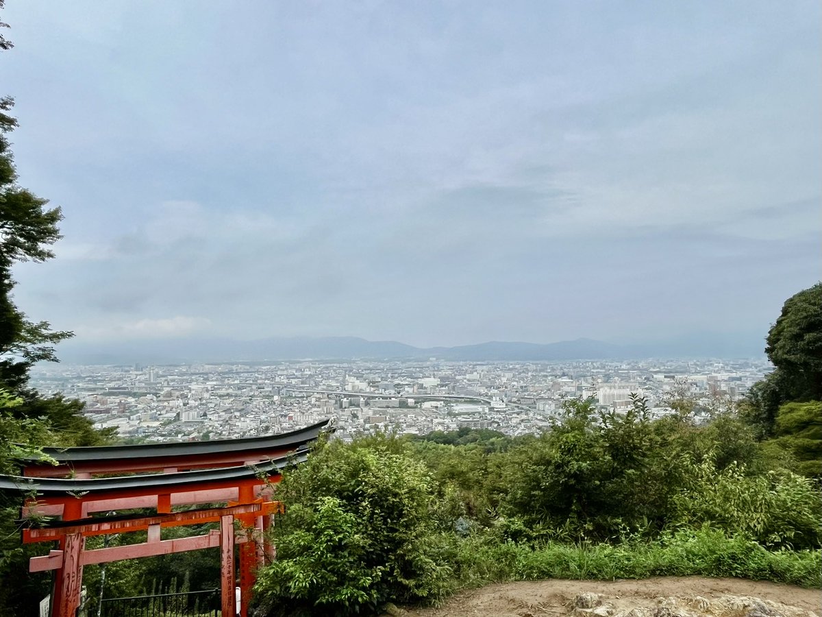 "Journey's Log"

途中下車で訪れた京都。

薄明を走り､伏見稲荷大社へ。

千本鳥居をくぐり､一気に頂上まで駆け上がった｡

自分の内側から力が湧いてくるのを感じる｡

旅はいいですね｡

自分を解き放つ時間だから。

#旅ラン #出張ラン #朝ラン #観光 #京都