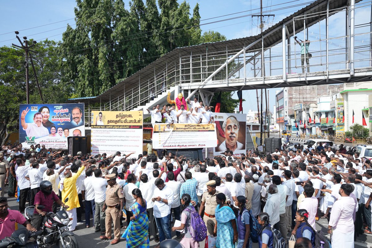 krnrajeshkumar's tweet image. கடமை, கண்ணியம், கட்டுப்பாடு என்னும் தாரக மந்திரங்களை நமக்குத் தந்த தமிழ்த்தாயின் தலைமகன் பேரறிஞர் அண்ணா அவர்களின் 117வது பிறந்தநாளையொட்டி நாமக்கல்லில் பேரறிஞர் அண்ணா சிலைக்கு நானும் மாண்புமிகு. ஆதிதிராவிடர் நலத்துறை அமைச்சர் மருத்துவர் மா.மதிவேந்தன் அவர்களும் மாலை அணிவித்து…