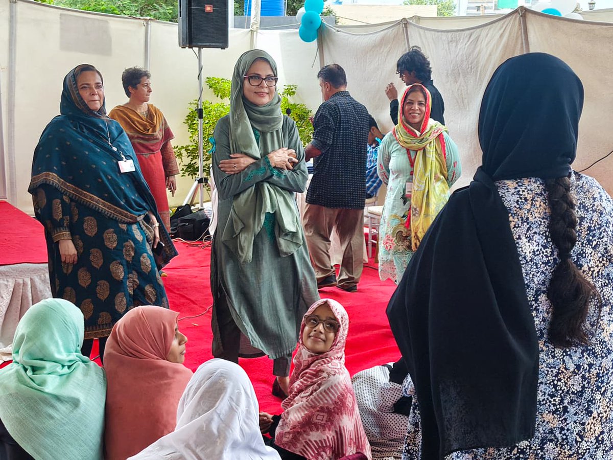 Executive Director of <a href="/IHHN_PK/">Indus Hospital & Health Network</a>'s Community Health Directorate, Dr Mah Talat, engaging with young girls during the #HPV-themed community dialogue titled, 'Health Baithak.' <a href="/gavi/">Gavi, the Vaccine Alliance</a>, <a href="/MannionDaniels/">MannionDaniels</a>, <a href="/OPMglobal/">Oxford Policy Management</a>  #EndCervicalCancer #VaccinesWork