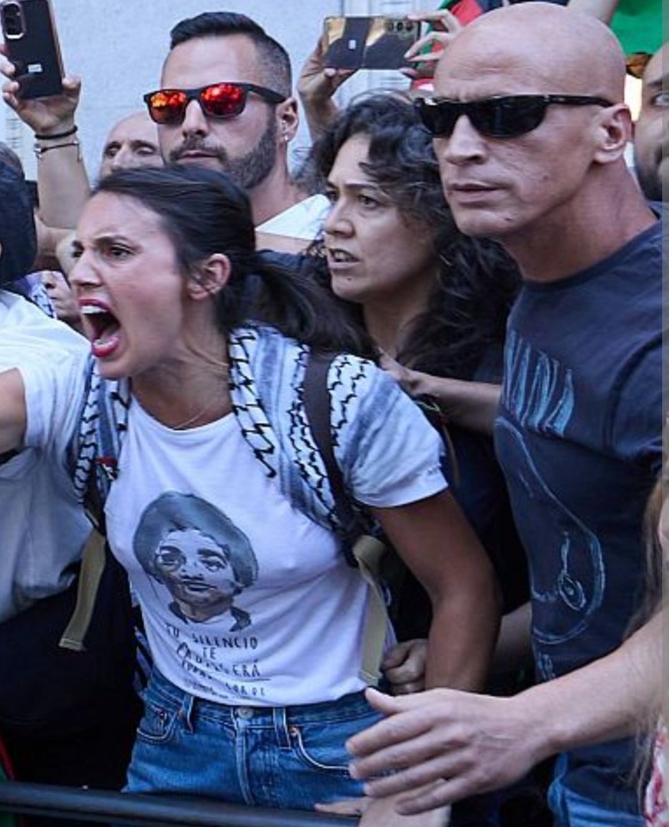 Muy feminista pero de su seguridad se encarga un maromazo. 

Por lo que sea...