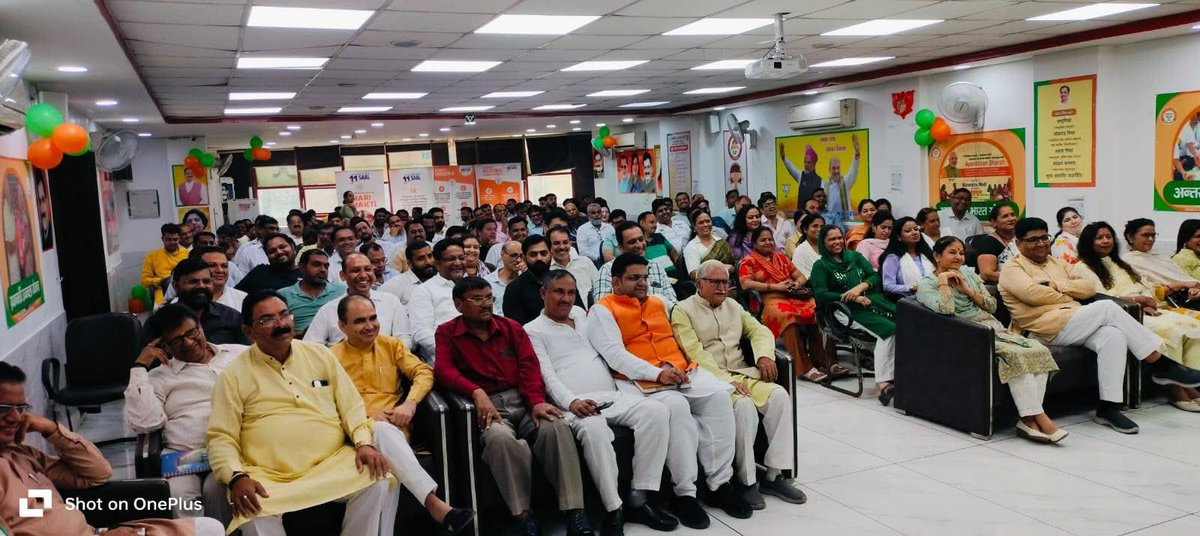 BansuriSwaraj's tweet image. सेवा ही संगठन !!
करोलबाग ज़िला भाजपा कार्यालय में सेवा पखवाड़ा को लेकर कार्यशाला में उपस्थित देवतुल्य कार्यकर्ताओं
को संबोधित किया एवं आगामी आयोजनों की दिशा-रेखा तय की गई तथा कार्यकर्ताओं ने समाजहित में सेवा कार्यों को जनसंपर्क के माध्यम से व्यापक बनाने का संकल्प व्यक्त किया।…