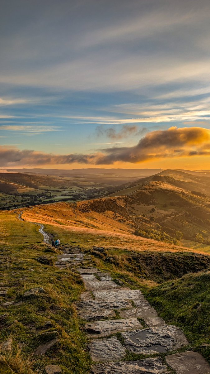 ABTheAdventure's tweet photo. Morning light on Mam Tor ridge yesterday morning 🧡

#PeakDistrict https://t.co/y43v7SrfGM