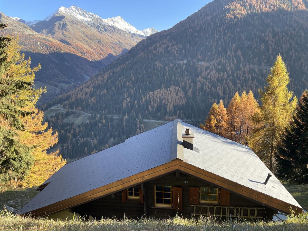 Ein Eternit-Dach wurde durch ein gleich aussehendes Solarziegeldach ersetzt.
Dank der 13 kW emissionsfreien PV-Anlage deckt das Chalet im sonnigen Wallis seinen Strombedarf mehrheitlich selbst und entlastet das Netz und die Speicherseen nebenan.
Gut für die heimische Wirtschaft.