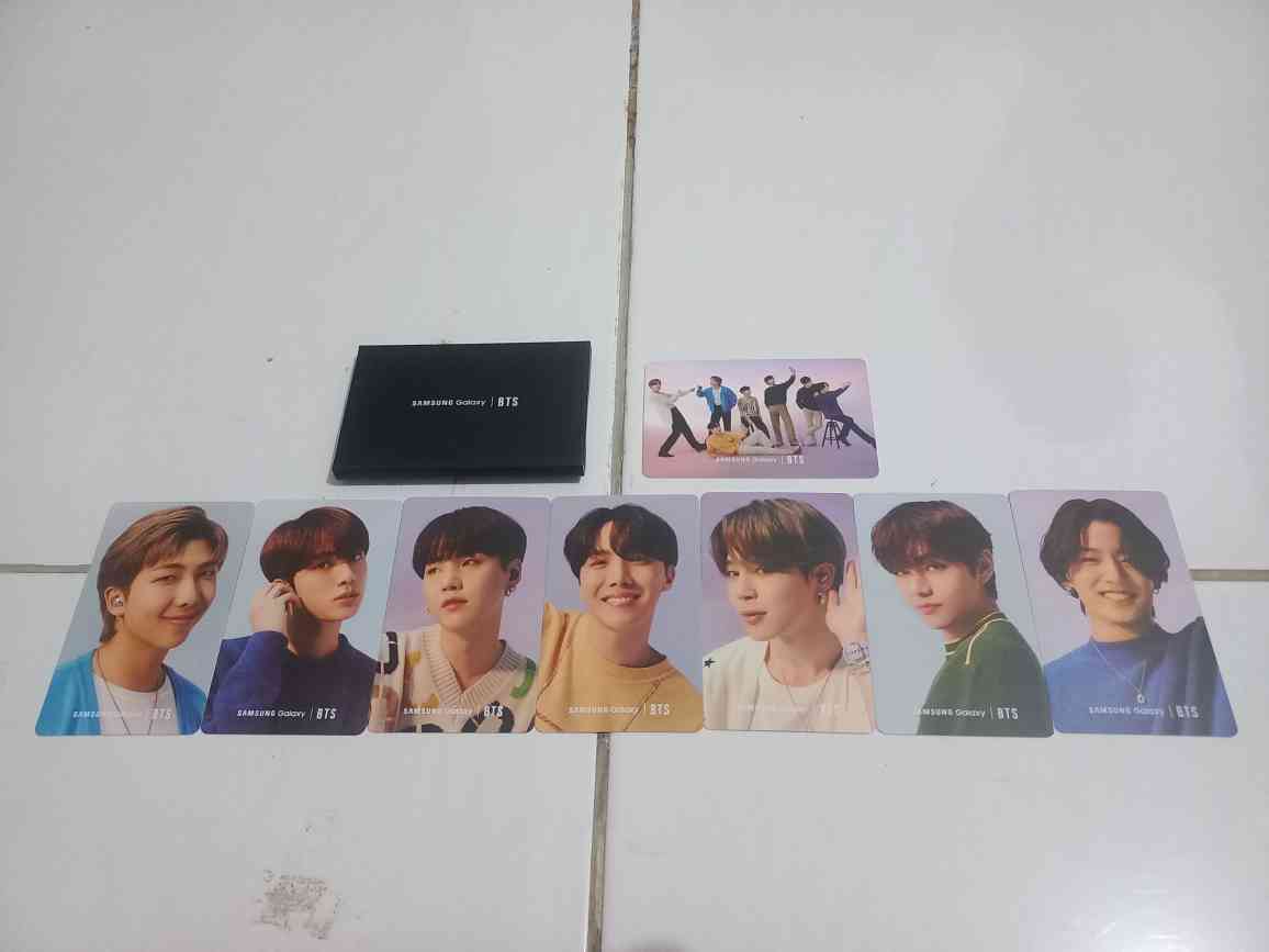 ryuuzukaa's tweet photo. WTS album BTS Loveyourself HER / ANSWER unsealed lengkap sama official poster &amp;set PC Samsung Galaxy S21 x BTS official photocard

HER: 500k
ANSWER: 700k
S21 x BTS PC: 150k nett isi 8 PC

bisa nego
lok klp gading / kirim 🍊🍏
#wts #BANGTAN #BTS #방탄소년단 #album #official https://t.co/q2wqrP2xWu