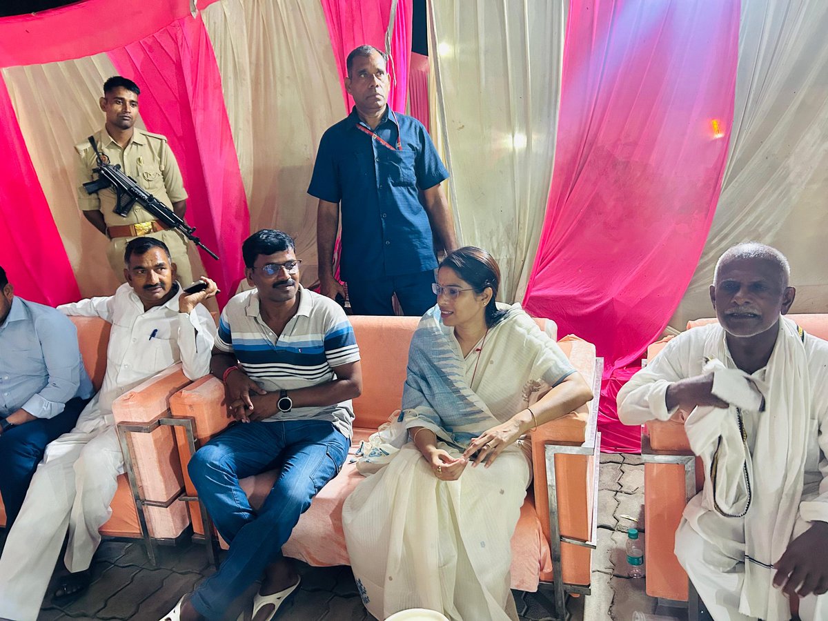 #प्रयागराज 
" विधान सभा क्षेत्र शहर पश्चिमी के मीरापुर निवासी पूर्व प्रधान श्री अशोक पाल जी के पिताजी के तेरहवीं संस्कार में शामिल होकर पुष्प अर्पित कर श्रद्धांजलि दी। दिवंगत आत्मा की शांति हेतु प्रार्थना करता हूँ। परमात्मा शोकसंतप्त परिवार को इस कठिन समय में धैर्य और शक्ति