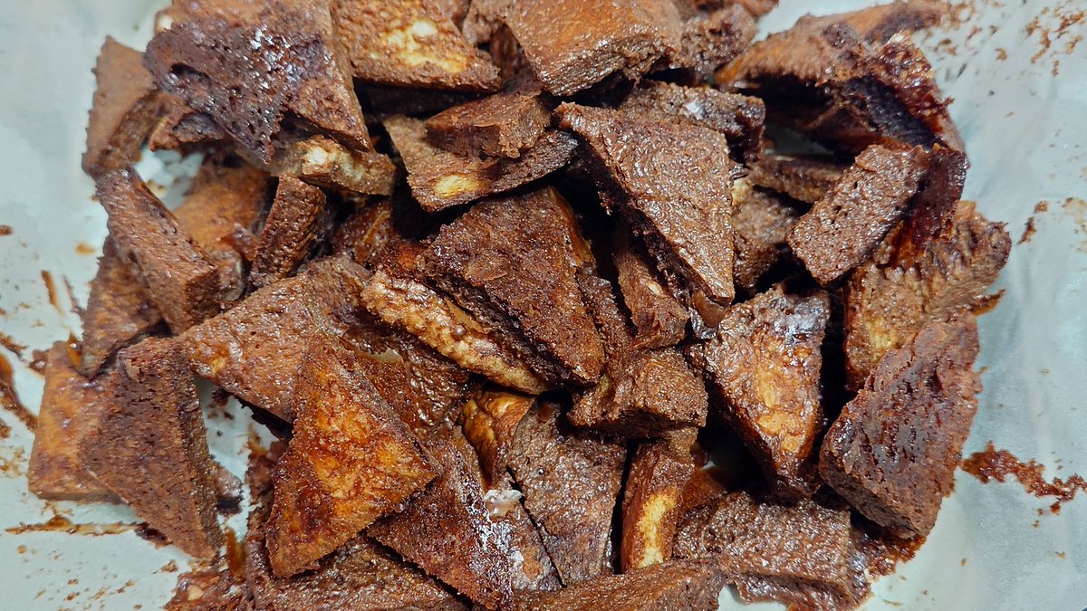 今日はピッピがお仕事なので、大人しく？
パンの耳でクイニーアマン風としみチョコを作成💦
えーっと、、、大量過ぎたꉂ🤣𐤔