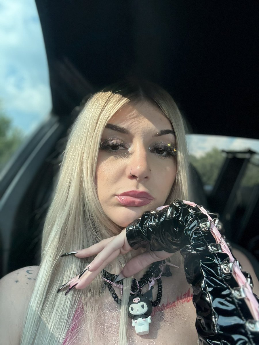 IvoryDivin89146's tweet photo. Do you like my nails? Good start paying for them piggy https://t.co/5zgd2OW7mx