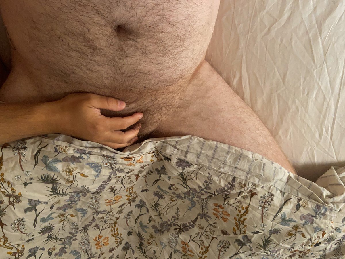 A foreign hand ? 🤔😏
#gay #hairygay #gaybear 
<a href="/TheFrenchBears/">Les Ours Français</a>