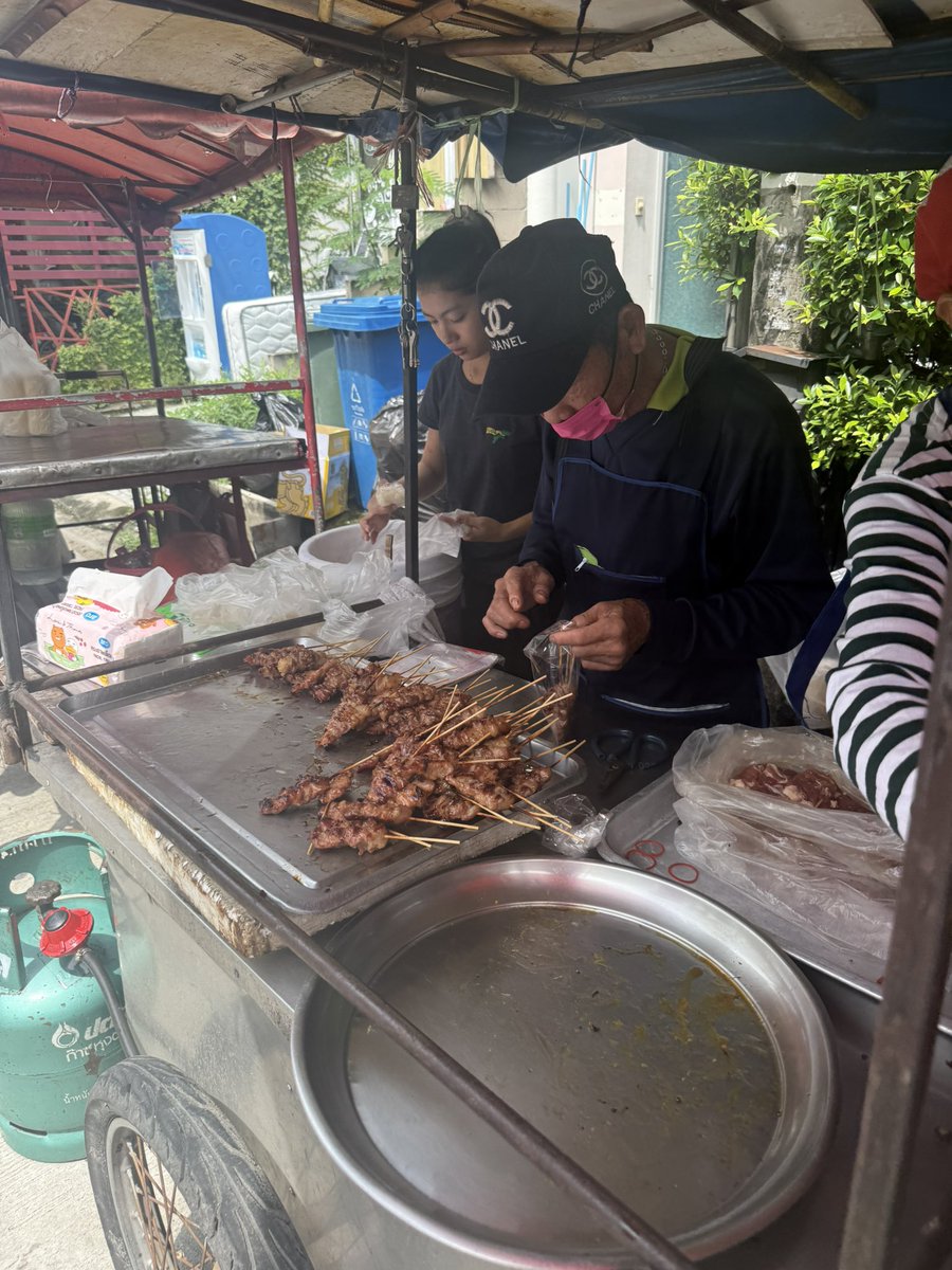 เช้าวันนี้ วันดี ได้ฤกษ์ทำบุญ
แจกโรงทาน หน้าบริษัท

บะหมี่หมูแดง 100 ห่อ
ผลไม้ร้านลุงสม
และหมูปิ้งเจ้าเดิม 

ครั้งหน้าจะเปลี่ยนเป็นเจ้าอื่น ผลัดกันบ้าง
ก็จะได้ช่วยเหลือกันกับเจ้าอื่น

คนมันรับแป๊ปเดียวของหมด อิ่มเอม อิ่มใจ
อิ่มท้อง และมีความสุขกันถ้วนหน้า

#JustUpArtist