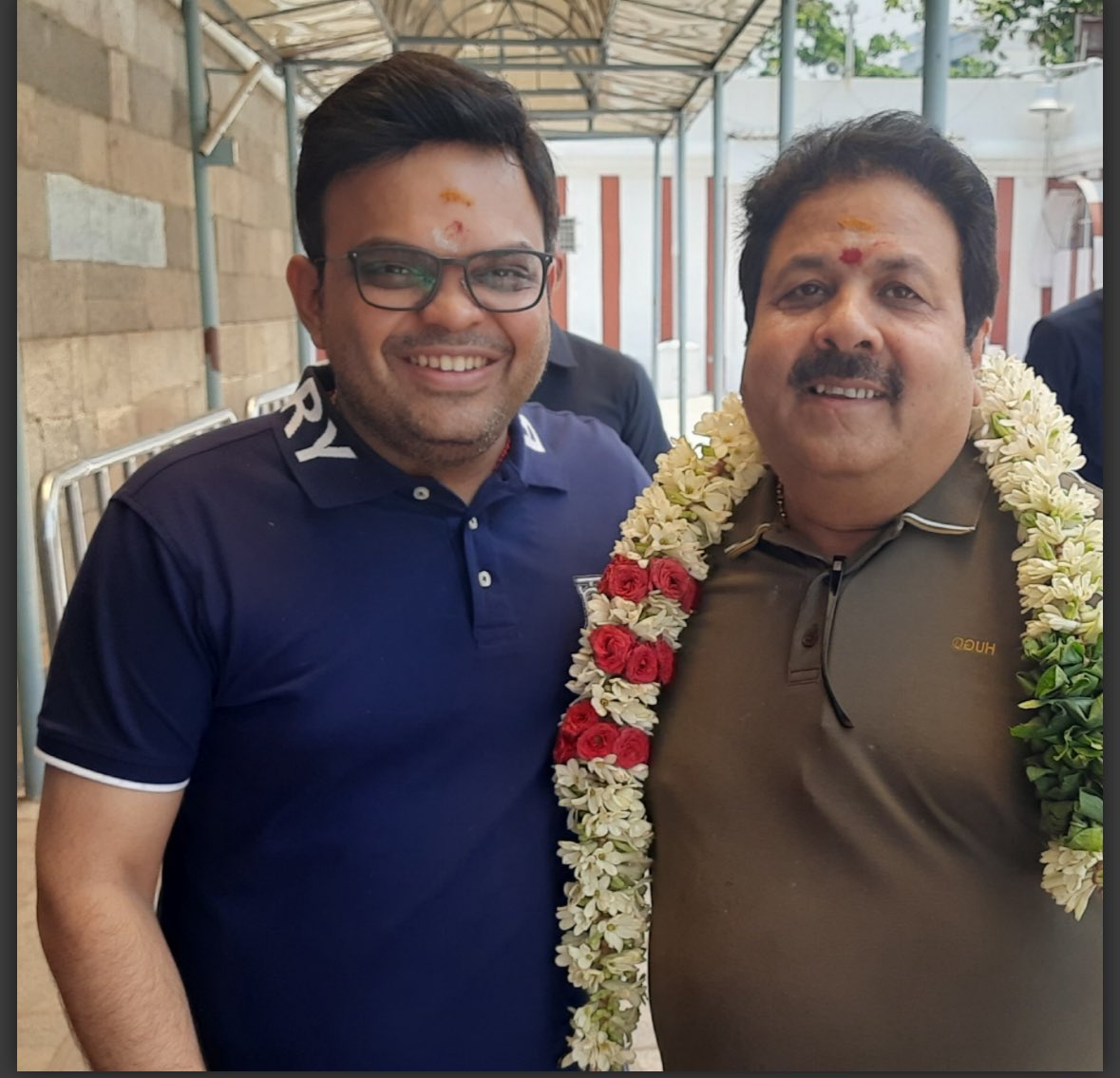 क्रिकेट के इस गंदे धंधे के लिए अकेले जय शाह को दोष देना ठीक नहीं है,जय शाह के बगल में माला पहने खड़ा ये धूर्त आदमी भी इस गंदे धंधे के लिए बराबरी का उतना ही ज़िम्मेदार है जितना की जय शाह है।
इस धूर्त आदमी का नाम है राजीव शुक्ला जो की भाजपा नेता रविशंकर प्रसाद का जीजा है,इसे