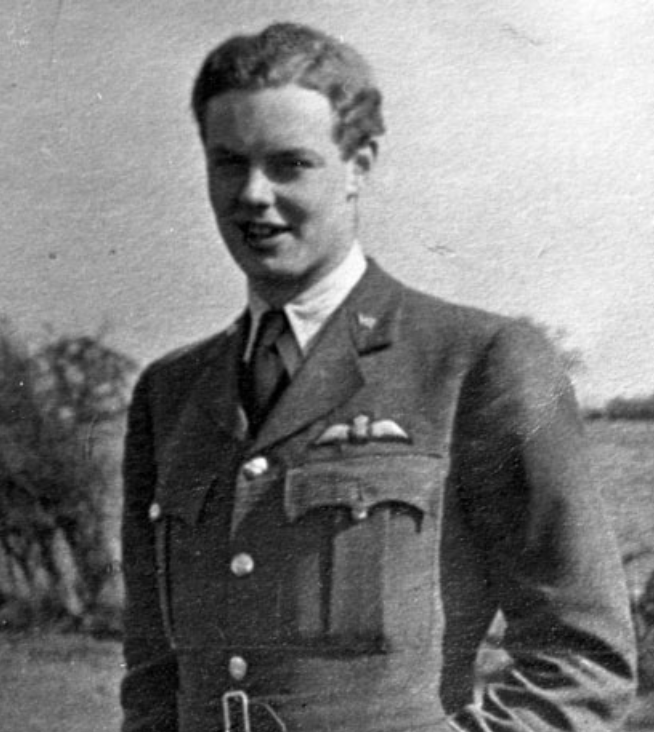 pettore's tweet photo. Lost his life this day 15th. Sept. 1940.

FO. Arthur Peter Pease.
One of THE FEW.
https://t.co/BrGd0Y9PTY

He was shot down in combat and killed. His Spitfire crashed at Kingswood, near Chartway Street, Kent.

Detailed information in Link above.

Age 22. https://t.co/R25vIvcyWA