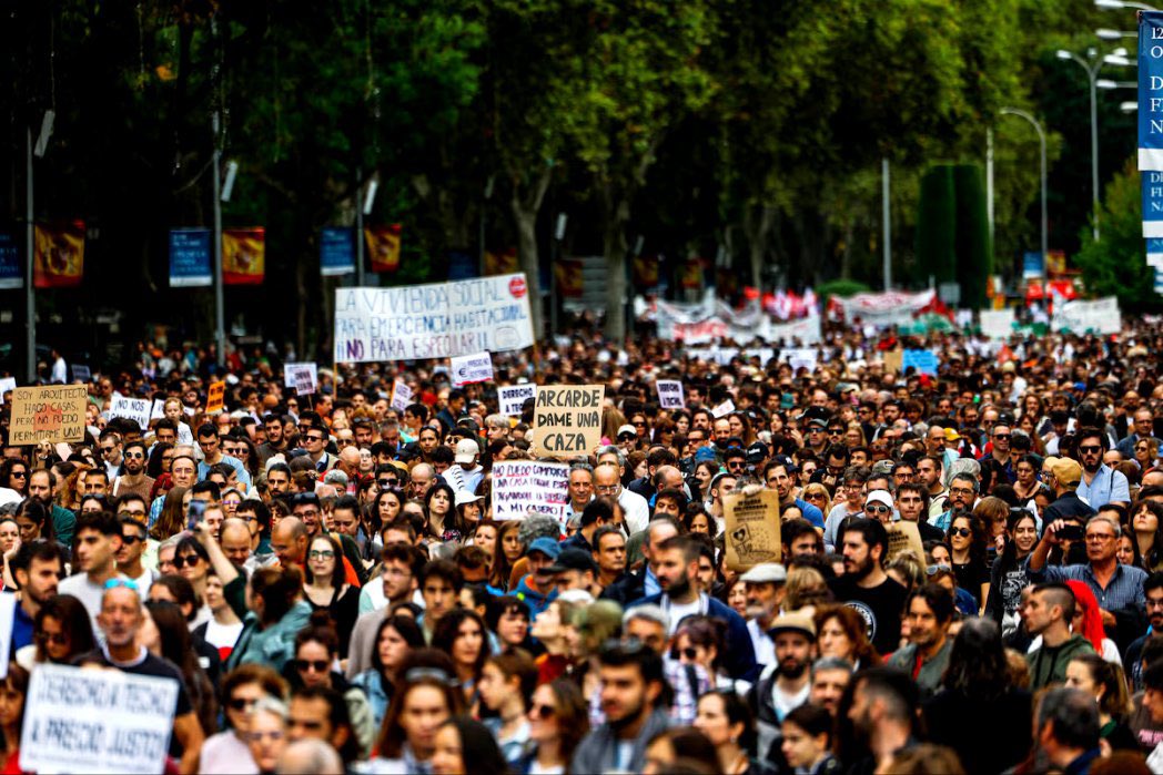 NombreFalso1231's tweet photo. @Anonymous_TA Manifestación por la vivienda y manifestación por la sanidad.

Los que nunca salís a luchar sois vosotros, pero lo usáis como arma arrojadiza contra cualquier otra cosa que no os gusta.

Por cierto, esa “cosa” que pasa a 4.000 kilómetros es un genocidio. https://t.co/mD2nXrzATN
