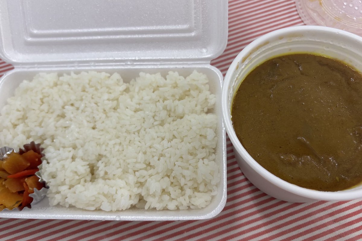 13日（土）の小野浜公園・炊き出しは悪天候が予報されていたため公園での食料品（お弁当）配布に切り替えて行いました。お弁当の調理と詰め合わせの担当は六甲カトリック教会のみなさん、98名の方の利用がありました。次回は16日（火）12時配食スタートの予定です（12時半まで）。