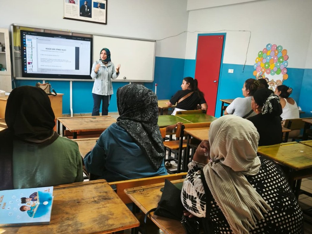 yalovasydv's tweet photo. SODAM kursiyerlerimize Proje Eğitmeni Emine SAKALLIOĞLU tarafından "Sağlıklı Sınırlar Koymak ve Korumak" konulu eğitim verilmiştir.

@yalovavaliligi 
@drkayahulya 
@MahinurOzdemir
@tcailesosyal 
@ashb_sygm https://t.co/hMYurAyzmP