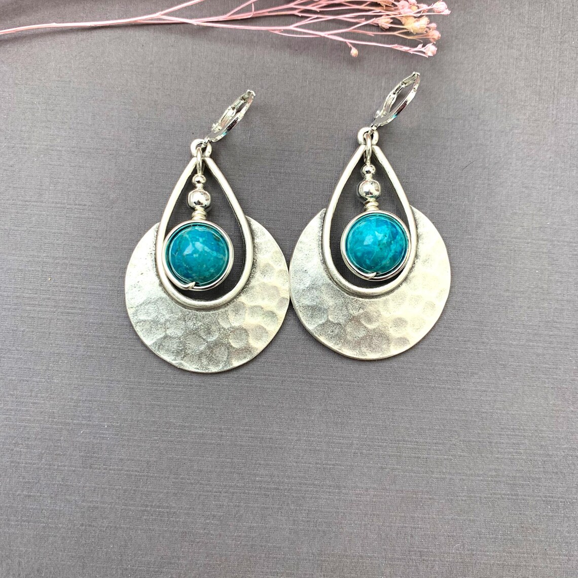 EarringsOfGem's tweet photo. These striking statement earrings feature large, polished African turquoise stones in shades of earthy blue-green, suspended from silver-plated lever backs. 

Purchase via Etsy: https://t.co/fw1Y5eJtJE

#handcrafted #blacksilver #africanturquoise #leverbacks #dangleearrings https://t.co/sPvZIufp07