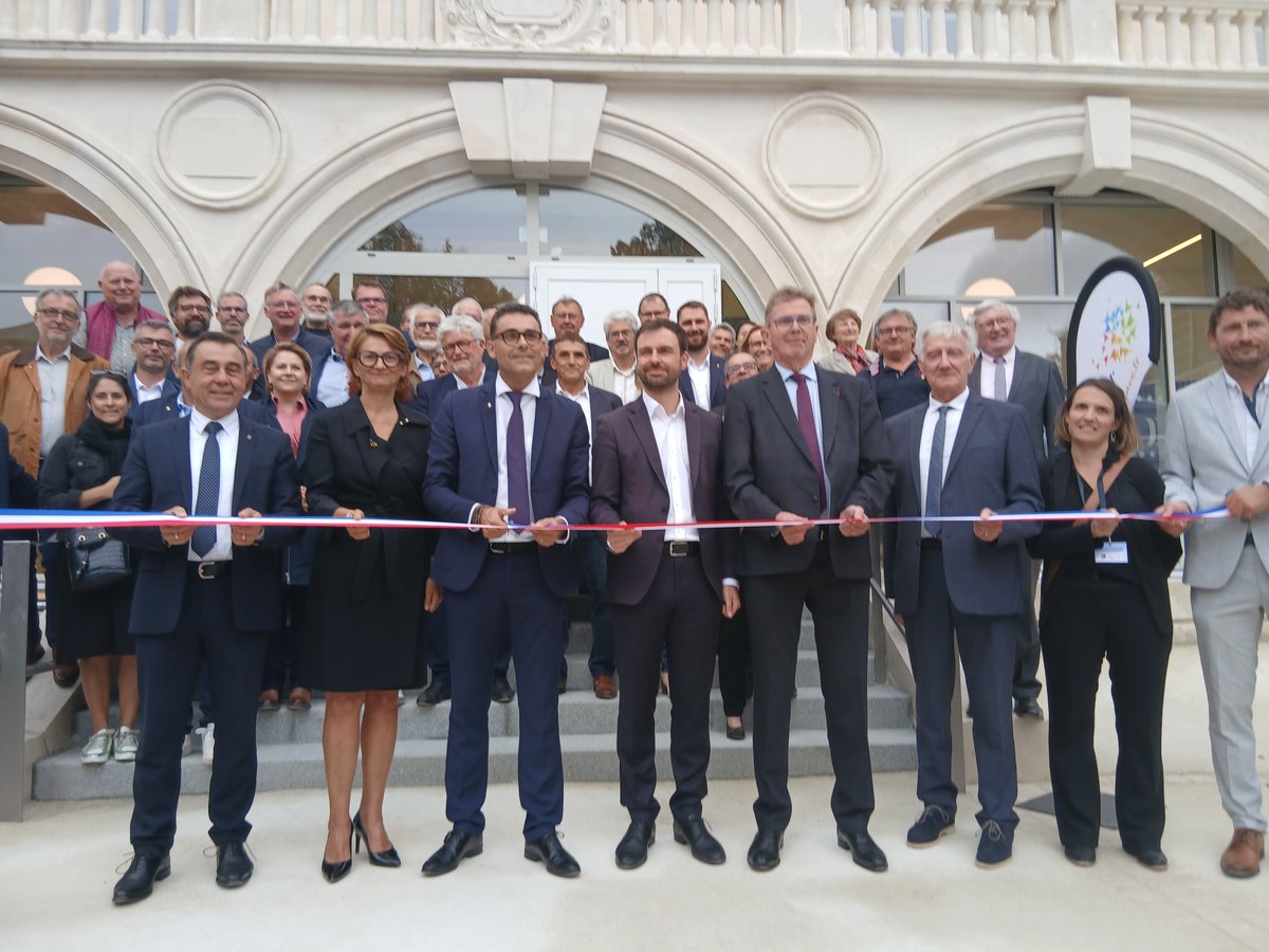 .<a href="/isabelleleroy4/">Isabelle Leroy</a> a inauguré aux côtés de <a href="/LudovicHocbon/">ludovic HOCBON</a> le pôle intercommunal culture et jeunesse de Fontenay-le-Comte, construit sur le magnifique site de l’ancien collège Viète. 
👉La Région a soutenu financièrement ce projet, qui contribue à la vitalité du territoire et a
