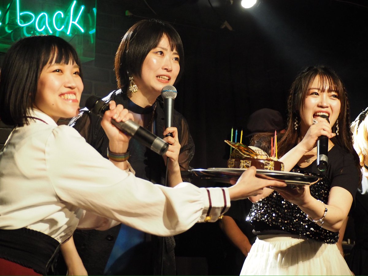 favoritesummer's tweet photo. 先日はここ!
#武岡あや乃 さんバースデー&アルバム「 #色彩ファンタジア 」リリース記念ウィークでフルバンド生演奏ライブ「 #Blessed14 」を観に第二の実家 #大塚Welcomeback さん。
前半は同じ #クリメリミュージック の誇る三姉妹の三女 #松本梨菜 さんがキュートに、次女 #寺井智子 さんがパワフルに盛り上げて最高潮のまま #武岡あや乃バンド による迫力あるステージに突入!
そして最後は三姉妹ユニット #ChewyART の「 #日々燦々 」で大団円!!
場所、構成、内容、パフォーマンス…すべてが最高すぎて本当に楽しく、充実した2時間半でした😆
途中、楽しんでる中でもあぁ、今までこの方を応援してきてよかったなという思いが一気に溢れてきて思わず心の汗が流れたのは暑かったからですな😅
とにかく今までのライブの中でもトップレベルだったことは間違いなかったと思います!
ありがとうございました!
そして改めておめでとうございましたー!