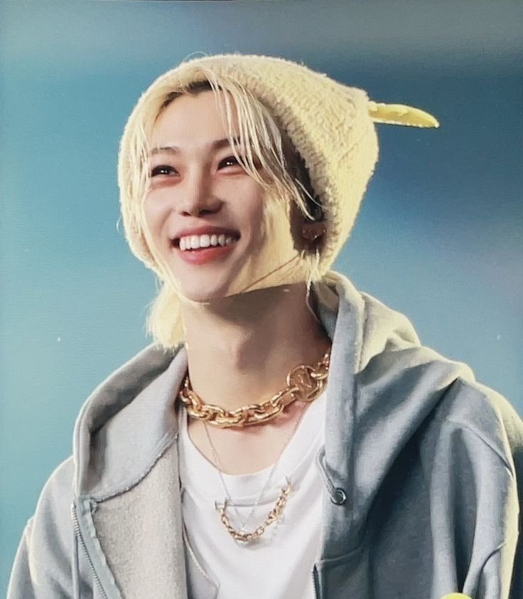 happiest birthday to our literal ray of sunshine, the kindest, prettiest, loveliest aussie boy! ☀️ i hope you never stop smiling 💛🐣🌻