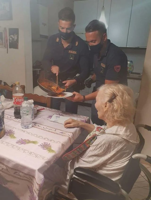 87 साल की एक बुज़ुर्ग महिला ने इटली में पुलिस को इसलिए कॉल किया क्योंकि वह अकेली और भूखी थी। पुलिसकर्मियों ने उसके लिए पास्ता बनाया और उसे याद दिलाया कि वह अकेली नहीं है। ❤️