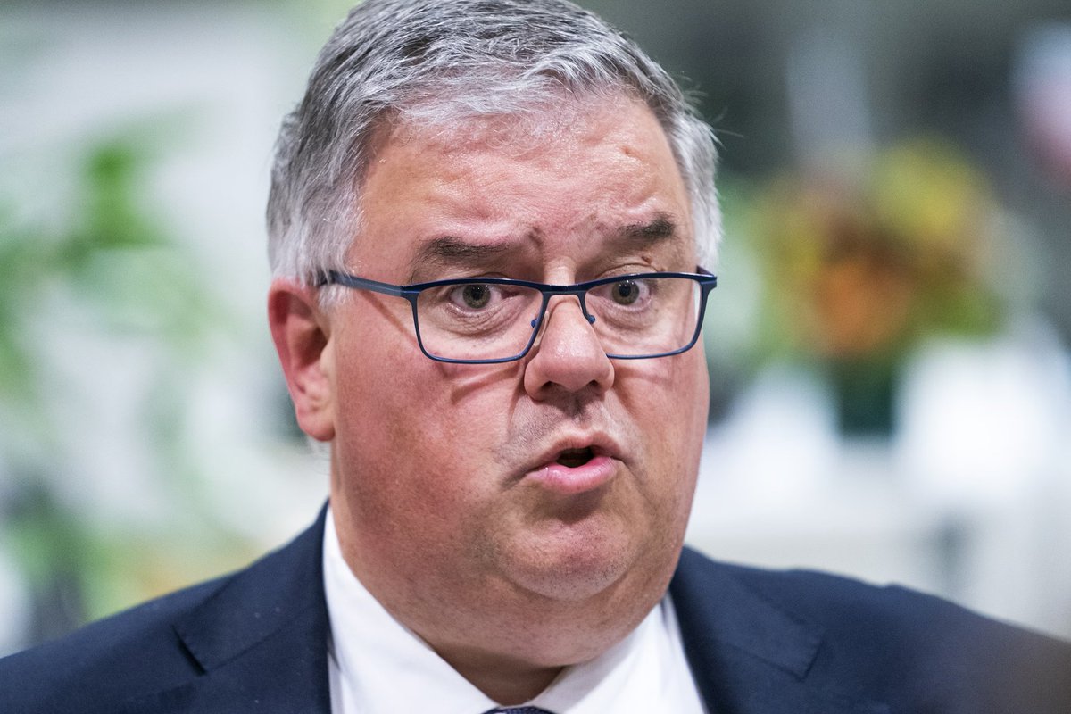 Dit is <a href="/HuubBruls/">Hubert Bruls</a>, burgemeester van Nijmegen. Hubert was letterlijk haantje de voorste met het opnemen van aangiftes tegen <a href="/geertwilderspvv/">Geert Wilders</a>. Nu dat er daadwerkelijk haat en geweld gepredikt wordt in <a href="/doornroosjenl/">Doornroosje</a> door <a href="/BobbyVylan/">Bob Vylan</a> geeft hij niet thuis? Wees geen Hubert!