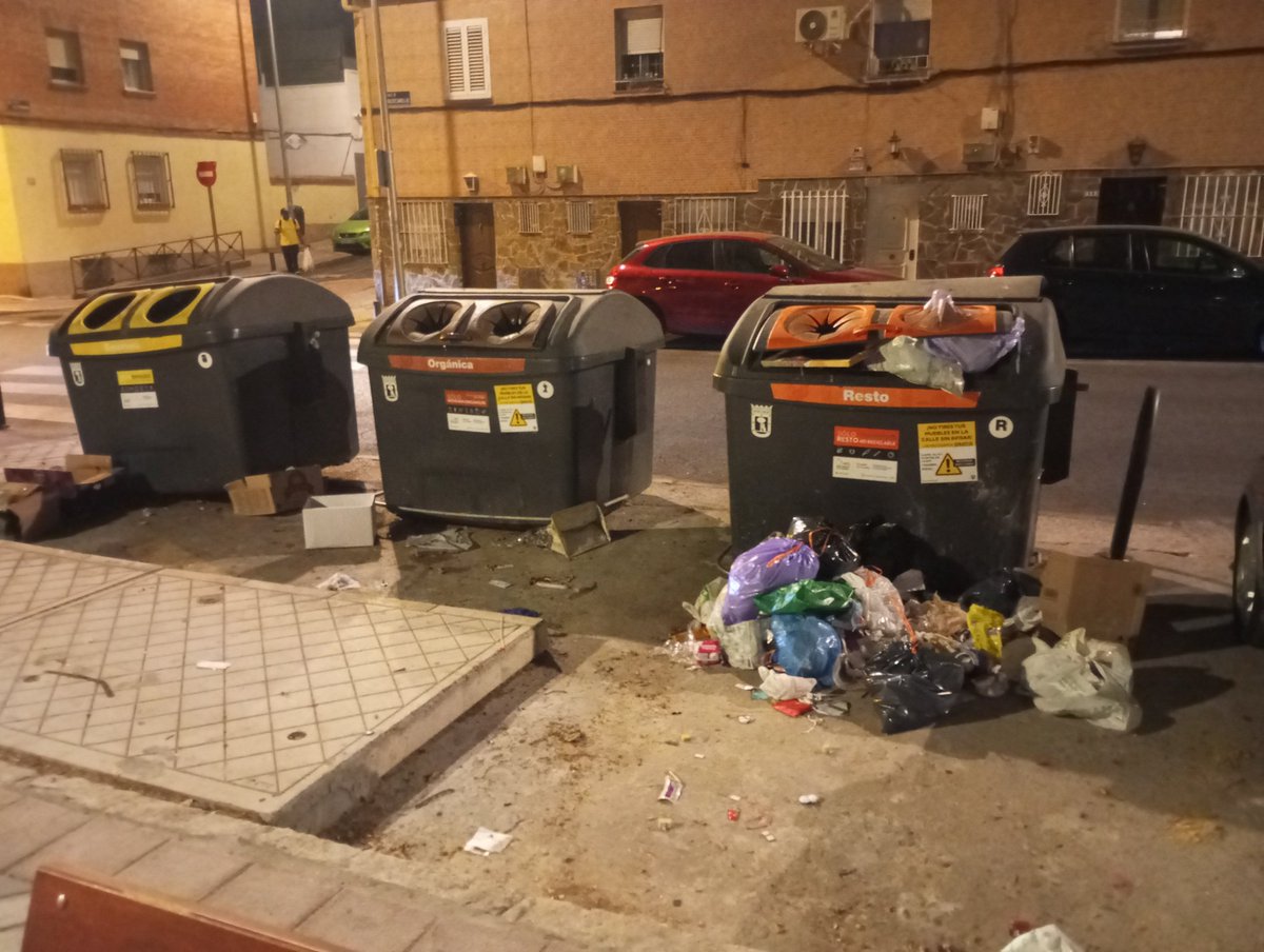 Empezamos otra semana de mugre y porquería 
#simancasabandonado
#madridestasucio
#sanblasabandonado