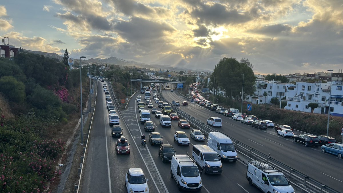 Otro día más en el que si sucede alguna incidencia de tráfico en #Marbella la ciudad se queda bloqueada durante un buen tiempo. 

Y nadie hace algo por remediarlo. 

Da igual cuando lo leas.

#disdrutemoslovotado #marbellaciudadsinley