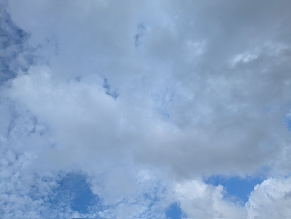 どんな空みてる？
朝から空を眺めてのんびり～
夕方にはいつもの海へ行こっと🌊