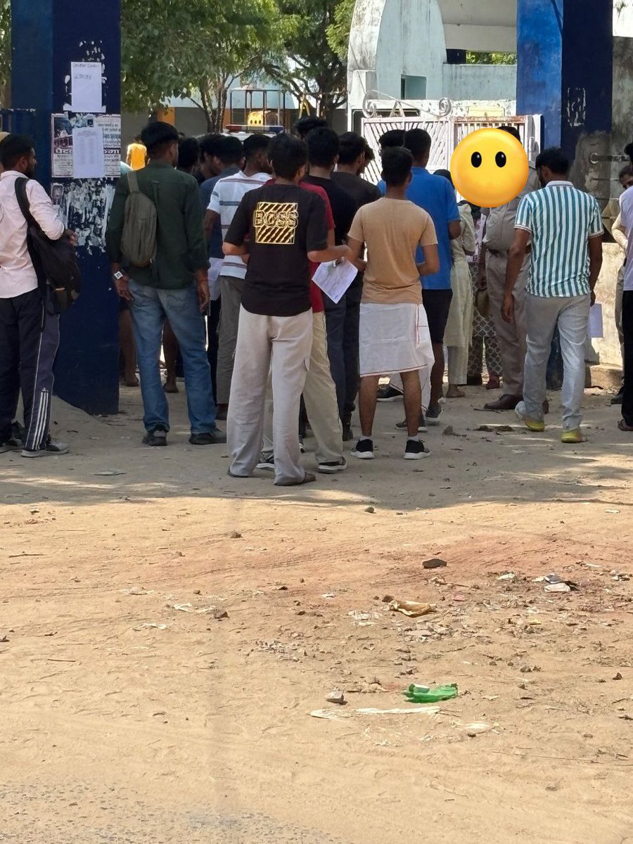 परीक्षा देने तौलिया साथ लेके जाएं... पेंट भी खुलवाई जा सकतीं हैं 🙂